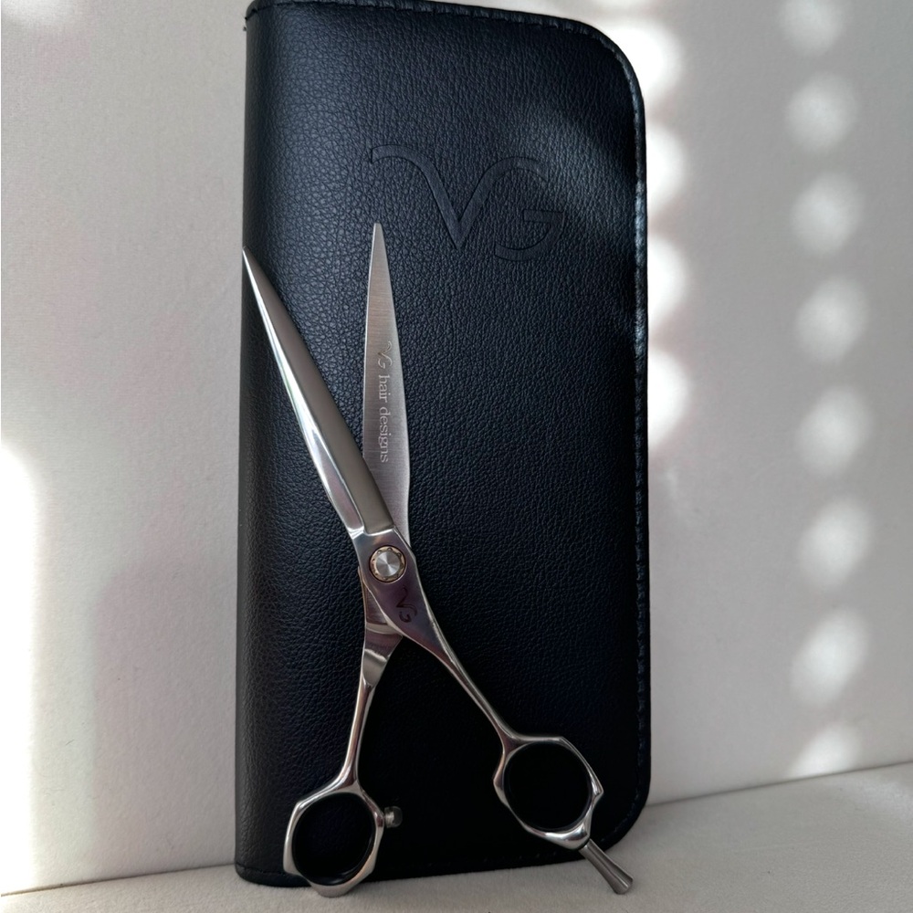 Hair cutting shears for professional hair dressers